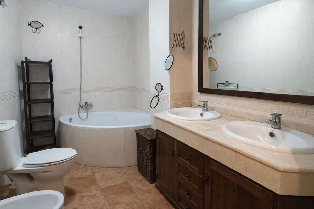 3 bedroom Townhouse for sale in San Roque with garage - € 270,000 (Ref: 9700040)