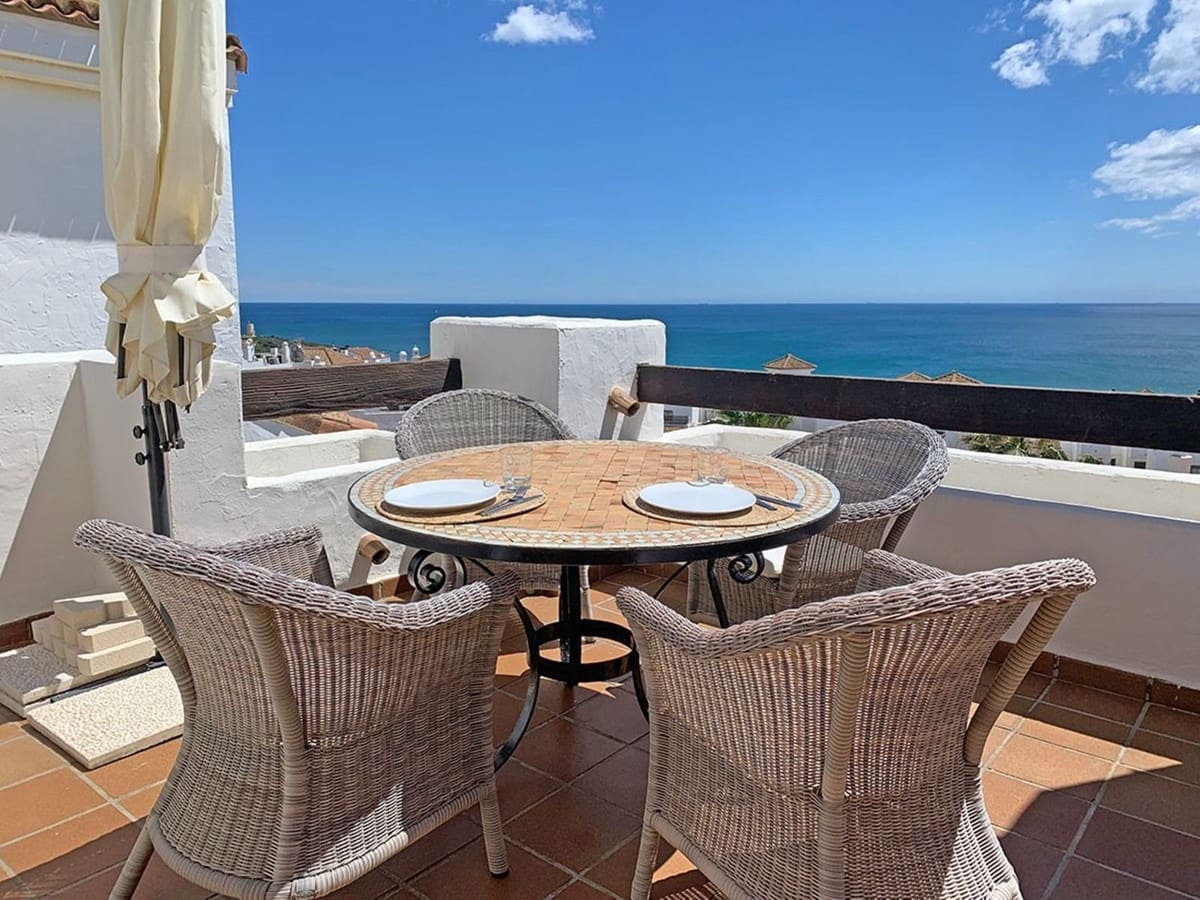2 bedroom Penthouse for sale in La Alcaidesa with pool garage - € 499,000 (Ref: 9700135)