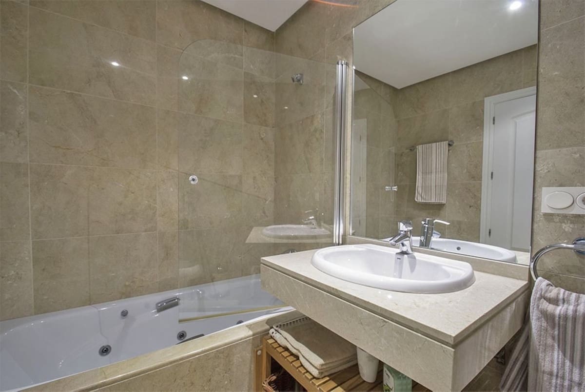 2 Zimmer Penthouse zu verkaufen in La Alcaidesa mit Pool Garage - 499.000 € (Ref: 9700135)