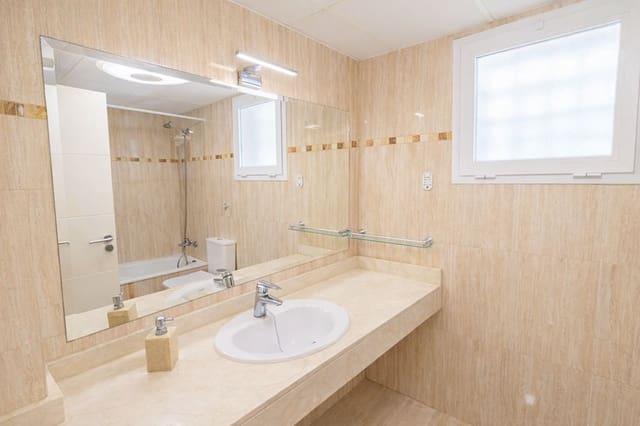 3 slaapkamer Appartement te koop in La Alcaidesa met zwembad garage - € 318.000 (Ref: 9726188)