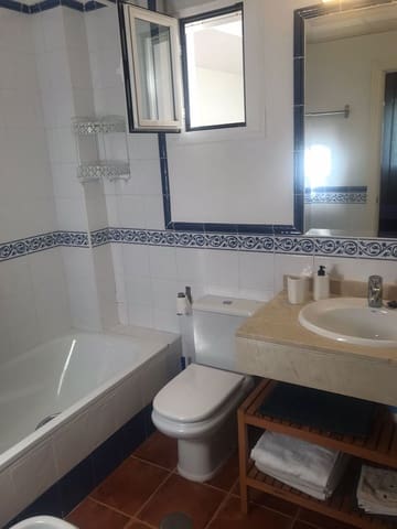 1 Zimmer Apartment zu vermieten in La Alcaidesa mit Pool Garage - 750 € (Ref: 9803784)