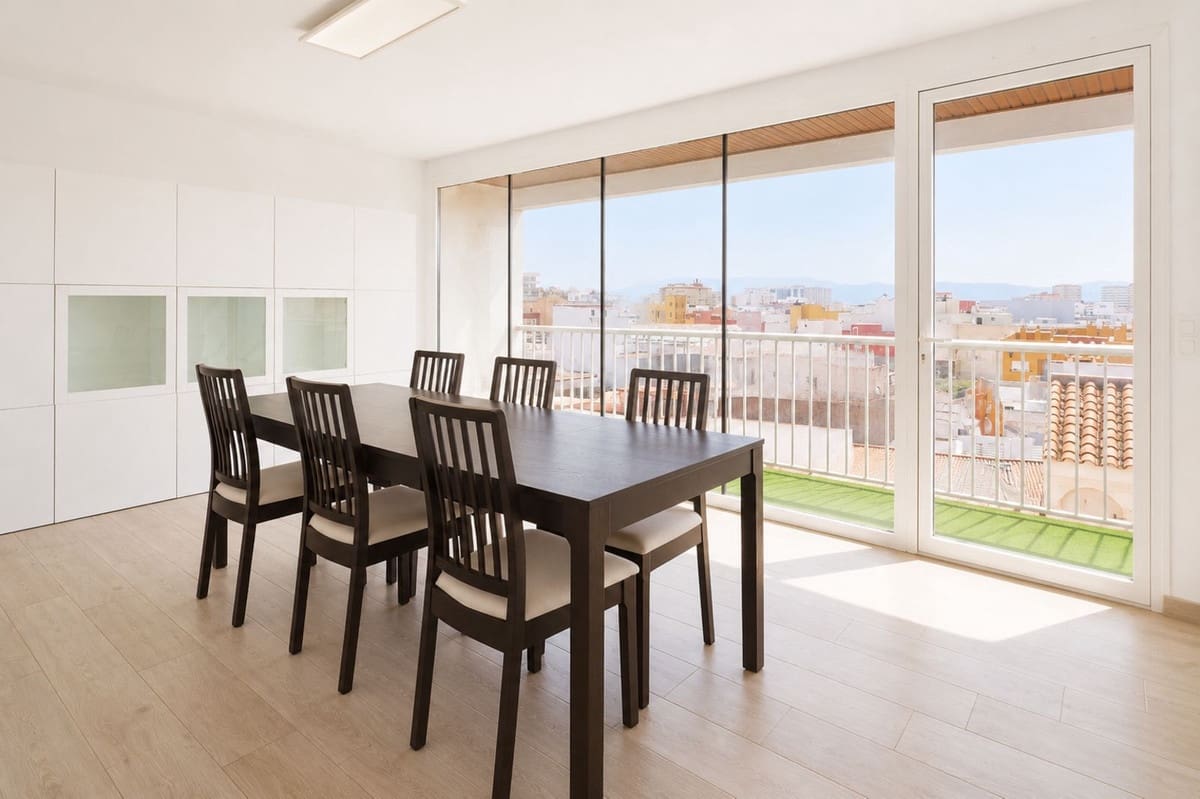 4 bedroom Penthouse for sale in La Linea de la Concepcion - € 375,000 (Ref: 9862392)