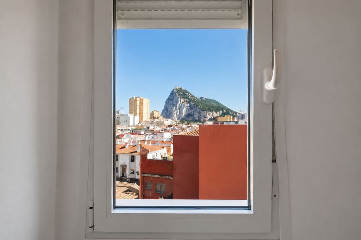 4 bedroom Penthouse for sale in La Linea de la Concepcion - € 375,000 (Ref: 9862392)