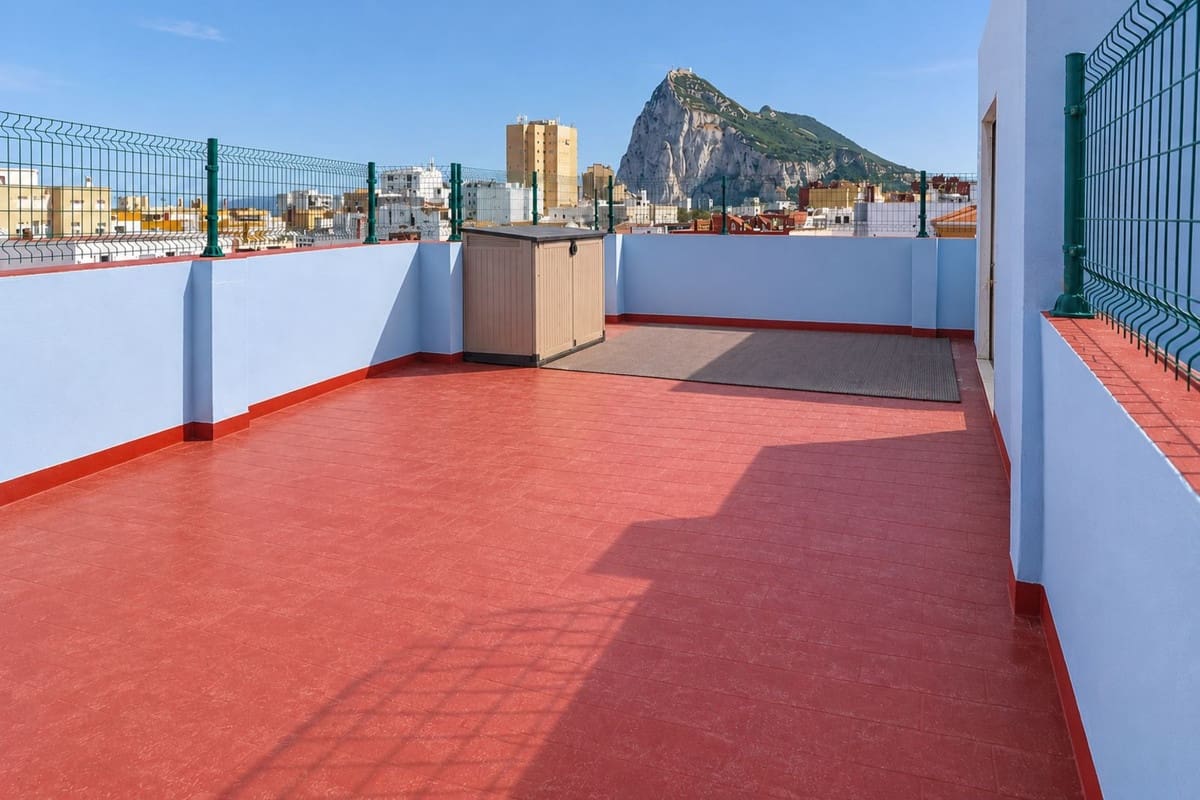 4 bedroom Penthouse for sale in La Linea de la Concepcion - € 375,000 (Ref: 9862392)