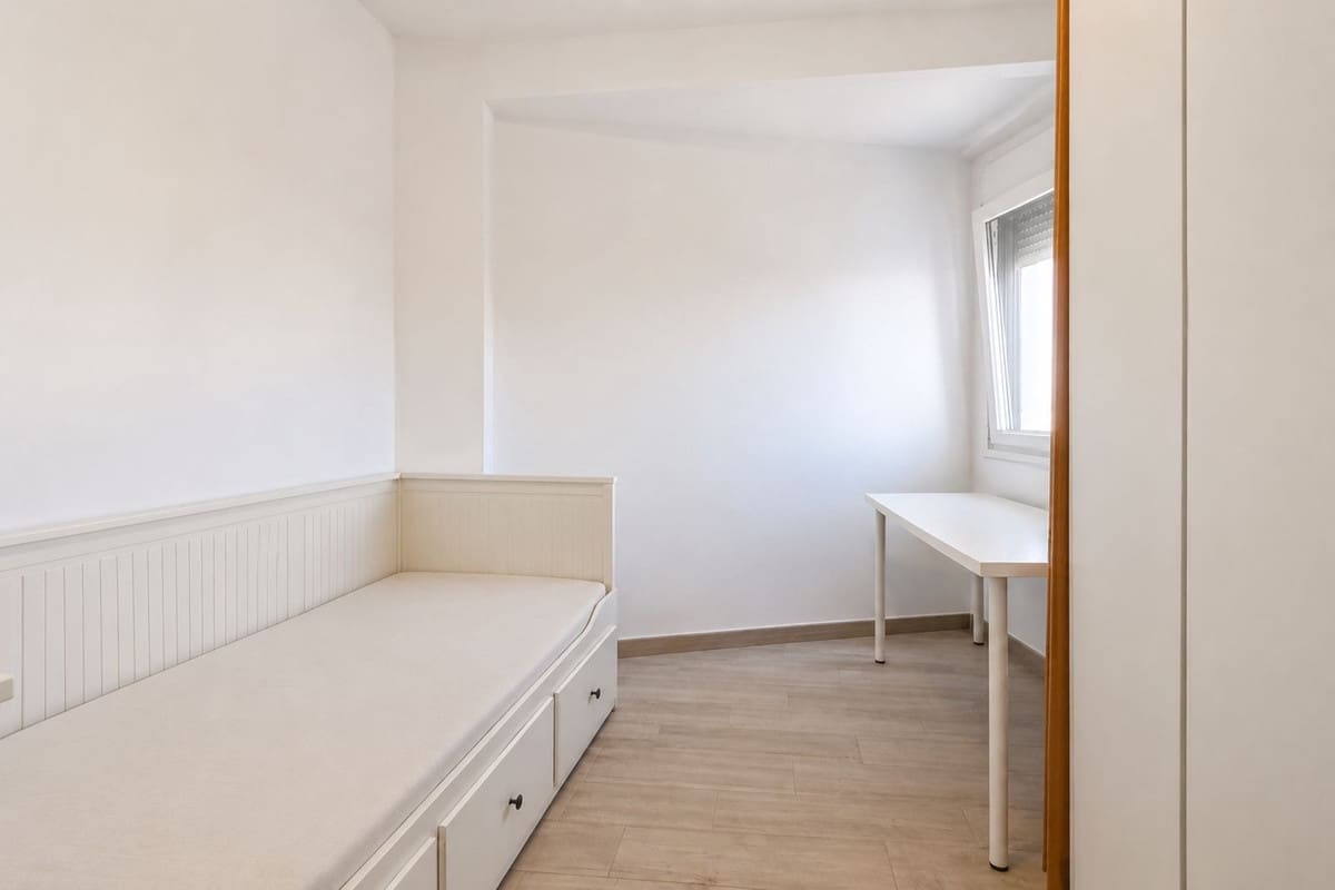4 bedroom Penthouse for sale in La Linea de la Concepcion - € 375,000 (Ref: 9862392)