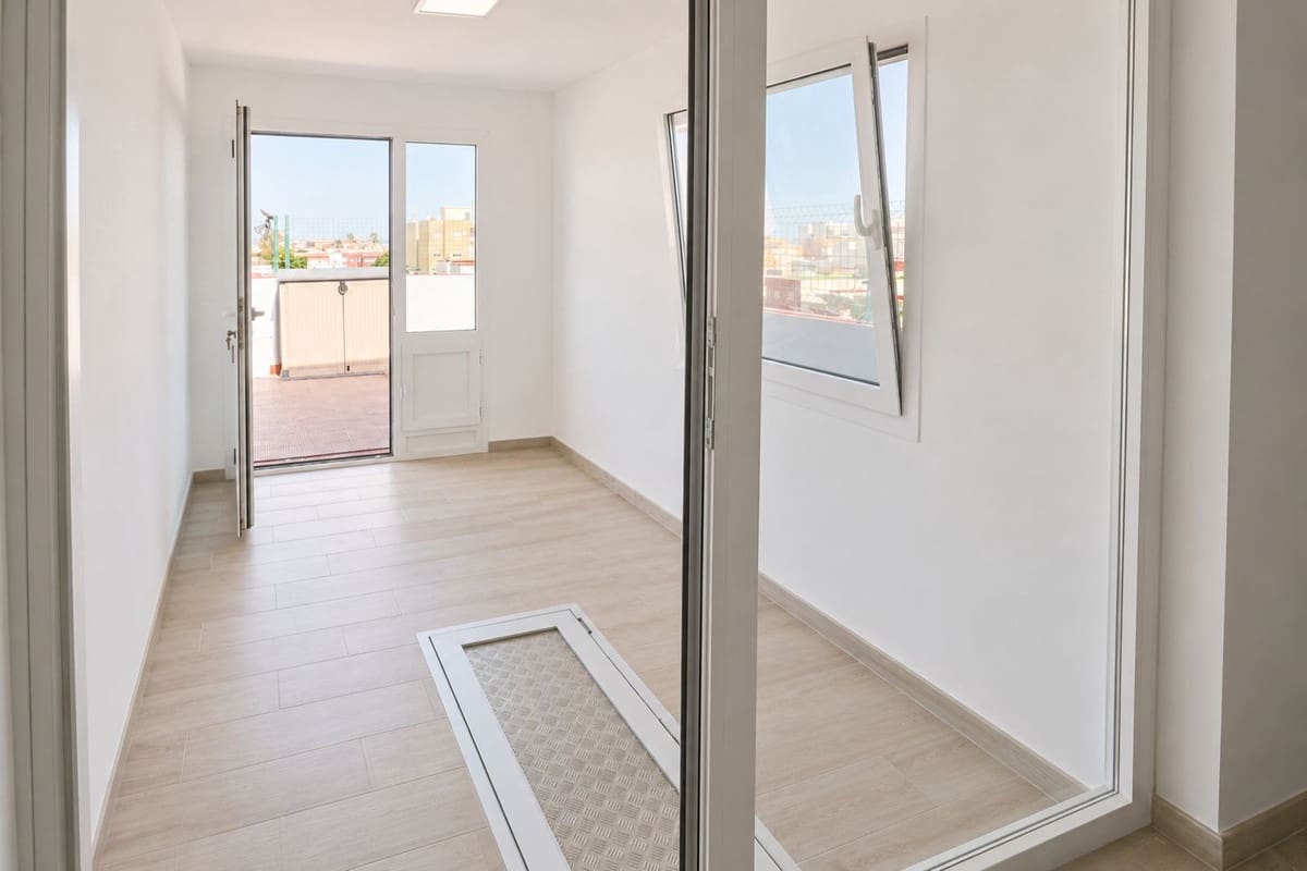 4 bedroom Penthouse for sale in La Linea de la Concepcion - € 375,000 (Ref: 9862392)