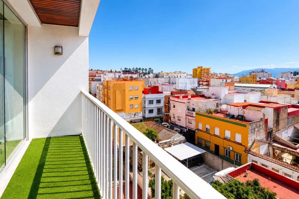 4 bedroom Penthouse for sale in La Linea de la Concepcion - € 375,000 (Ref: 9862392)