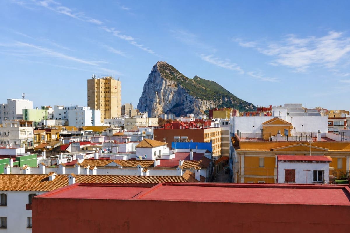 4 bedroom Penthouse for sale in La Linea de la Concepcion - € 375,000 (Ref: 9862392)