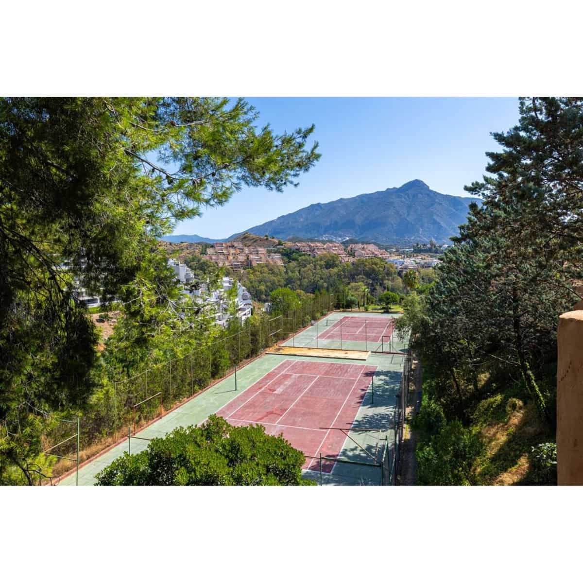 3 sypialnia Apartament na sprzedaż w Marbella z basenem - 1 950 000 € (Ref: 9928258)