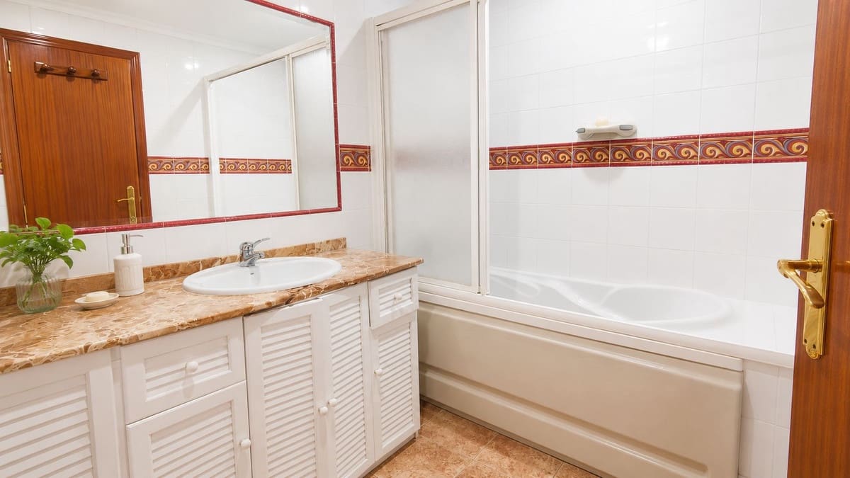 4 bedroom Townhouse for sale in La Linea de la Concepcion with garage - € 315,000 (Ref: 9935085)