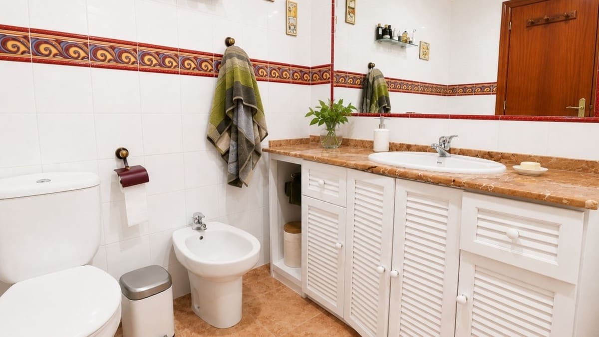 4 bedroom Townhouse for sale in La Linea de la Concepcion with garage - € 315,000 (Ref: 9935085)