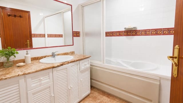 4 soveværelse Byhus til salg i Santa Bárbara - Ciudad Deportiva, La Línea de la Concepción med garage - € 315.000 (Ref: 9935085)