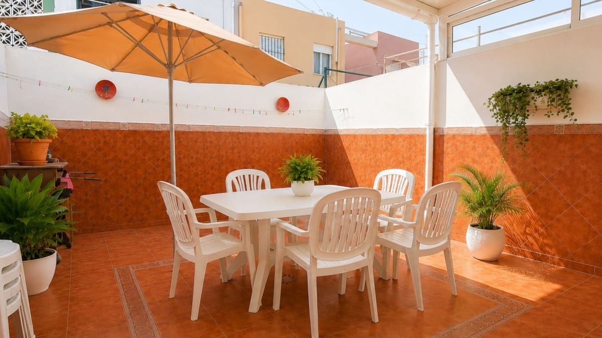 4 bedroom Townhouse for sale in La Linea de la Concepcion with garage - € 315,000 (Ref: 9935085)