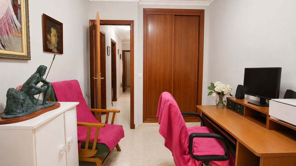 4 bedroom Townhouse for sale in La Linea de la Concepcion with garage - € 315,000 (Ref: 9935085)