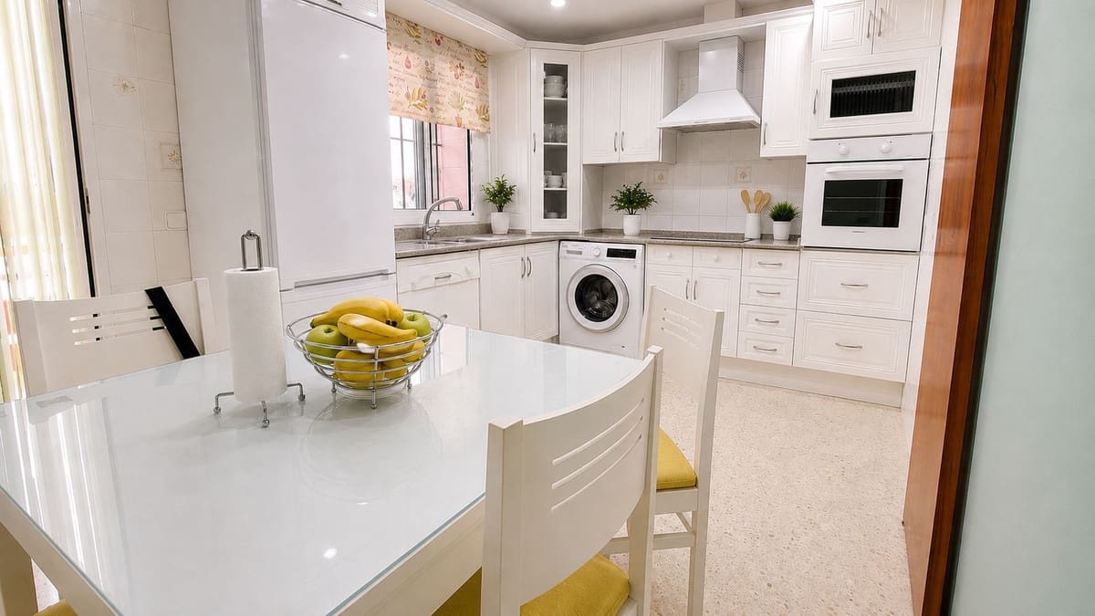 4 bedroom Townhouse for sale in La Linea de la Concepcion with garage - € 315,000 (Ref: 9935085)