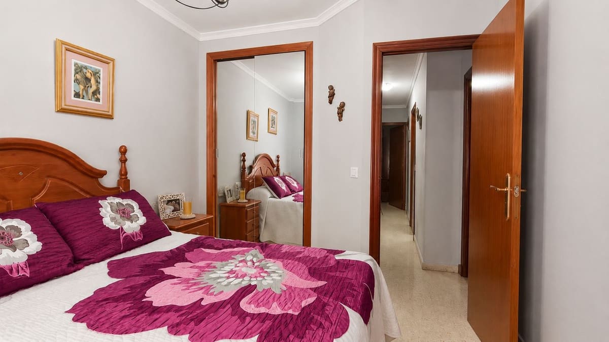 4 bedroom Townhouse for sale in La Linea de la Concepcion with garage - € 315,000 (Ref: 9935085)
