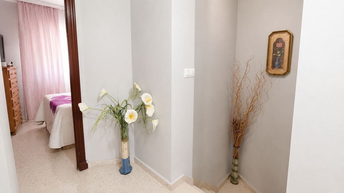 4 bedroom Townhouse for sale in La Linea de la Concepcion with garage - € 315,000 (Ref: 9935085)