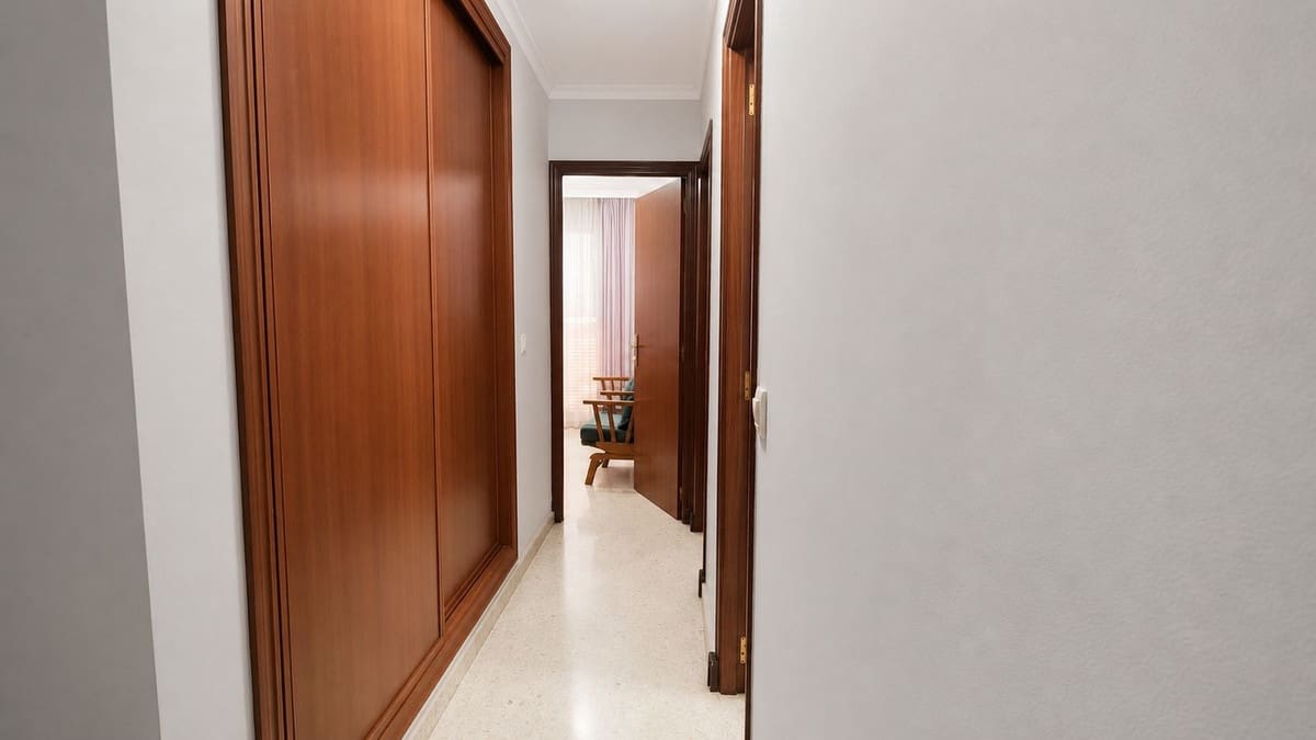 4 bedroom Townhouse for sale in La Linea de la Concepcion with garage - € 315,000 (Ref: 9935085)