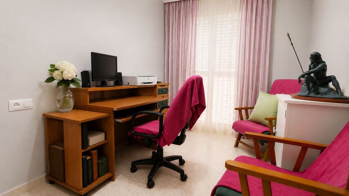 4 bedroom Townhouse for sale in La Linea de la Concepcion with garage - € 315,000 (Ref: 9935085)