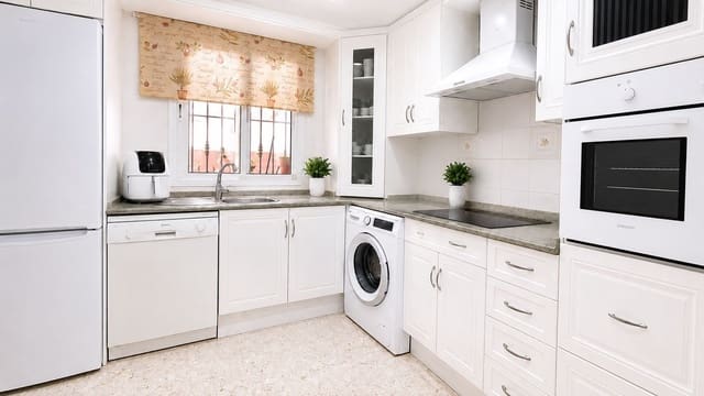4 soveværelse Byhus til salg i Santa Bárbara - Ciudad Deportiva, La Línea de la Concepción med garage - € 315.000 (Ref: 9935085)