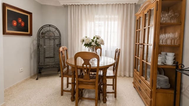4 soveværelse Byhus til salg i Santa Bárbara - Ciudad Deportiva, La Línea de la Concepción med garage - € 315.000 (Ref: 9935085)