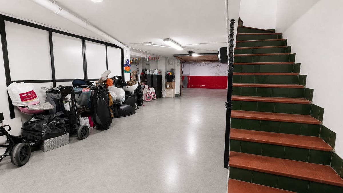 4 bedroom Townhouse for sale in La Linea de la Concepcion with garage - € 315,000 (Ref: 9935085)