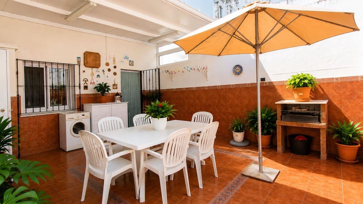 4 bedroom Townhouse for sale in La Linea de la Concepcion with garage - € 315,000 (Ref: 9935085)