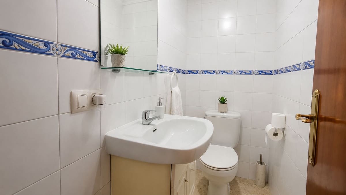 4 bedroom Townhouse for sale in La Linea de la Concepcion with garage - € 315,000 (Ref: 9935085)