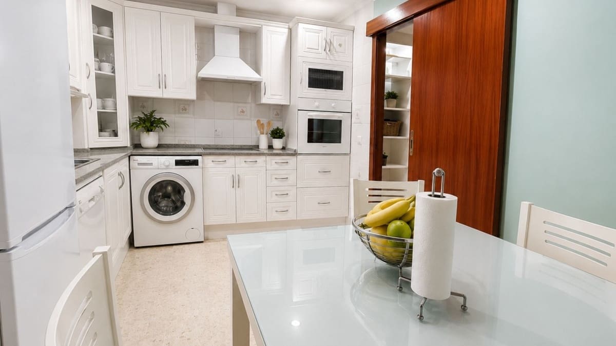 4 bedroom Townhouse for sale in La Linea de la Concepcion with garage - € 315,000 (Ref: 9935085)