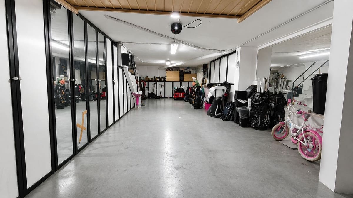 4 bedroom Townhouse for sale in La Linea de la Concepcion with garage - € 315,000 (Ref: 9935085)