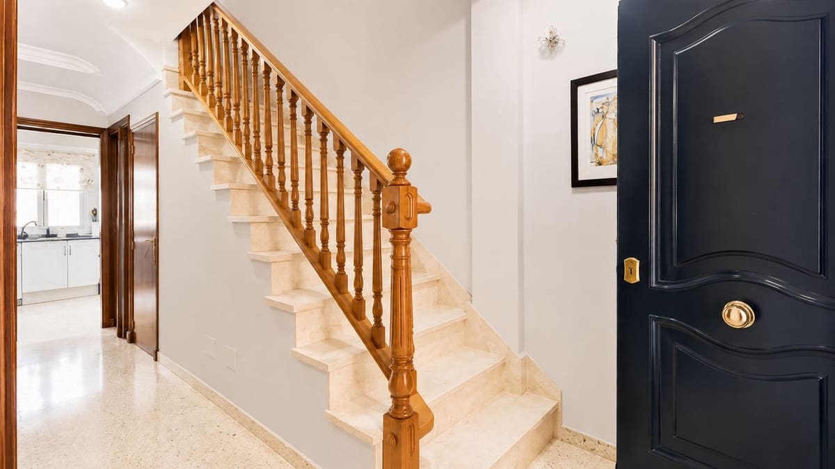 4 bedroom Townhouse for sale in La Linea de la Concepcion with garage - € 315,000 (Ref: 9935085)