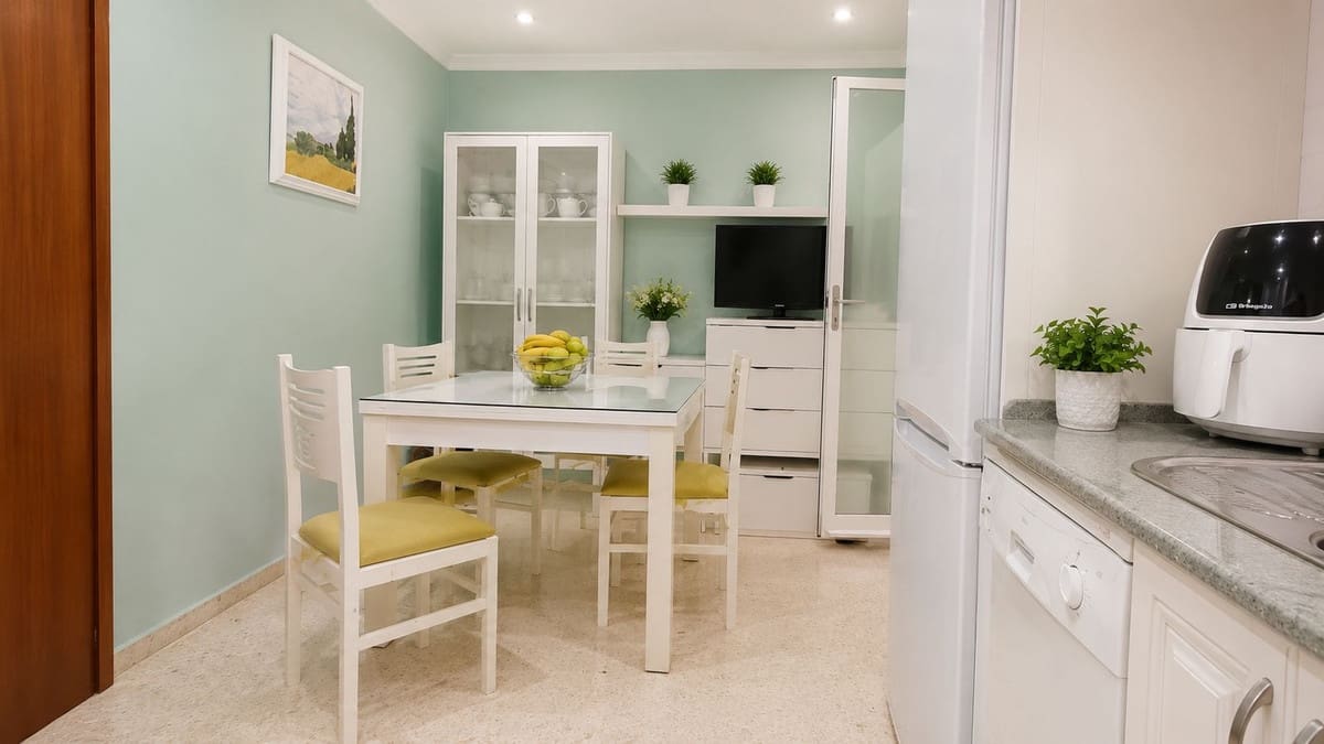 4 bedroom Townhouse for sale in La Linea de la Concepcion with garage - € 315,000 (Ref: 9935085)