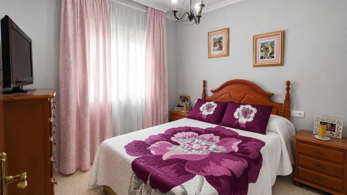 4 bedroom Townhouse for sale in La Linea de la Concepcion with garage - € 315,000 (Ref: 9935085)