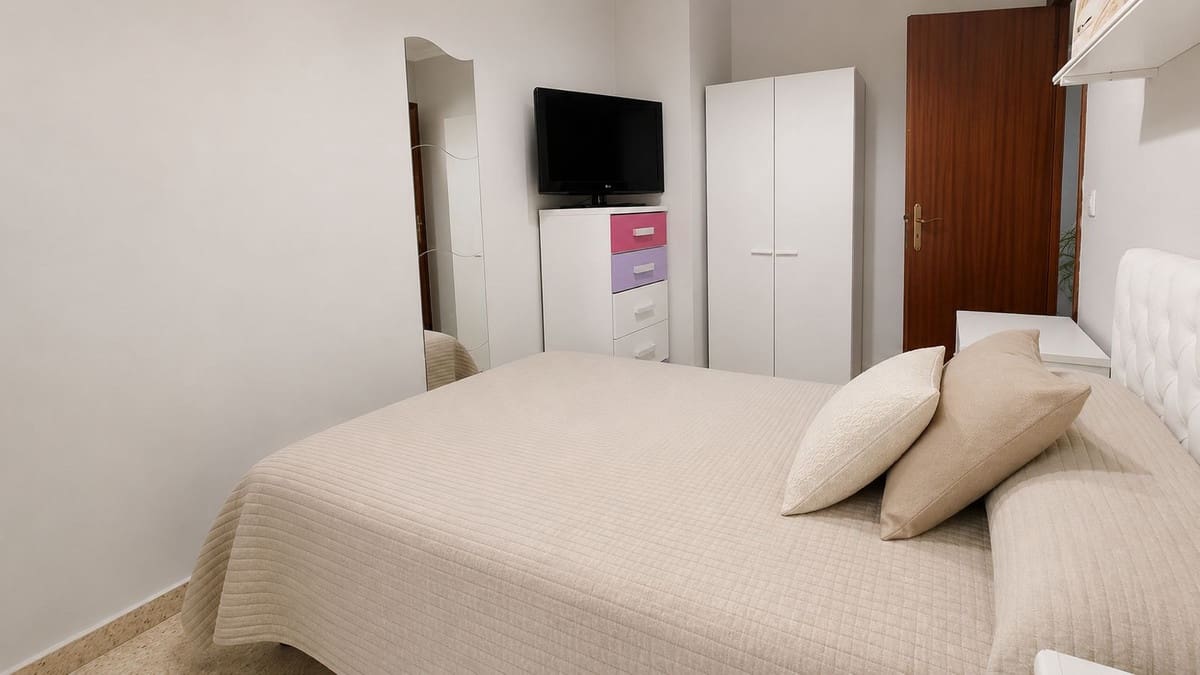 4 bedroom Townhouse for sale in La Linea de la Concepcion with garage - € 315,000 (Ref: 9935085)
