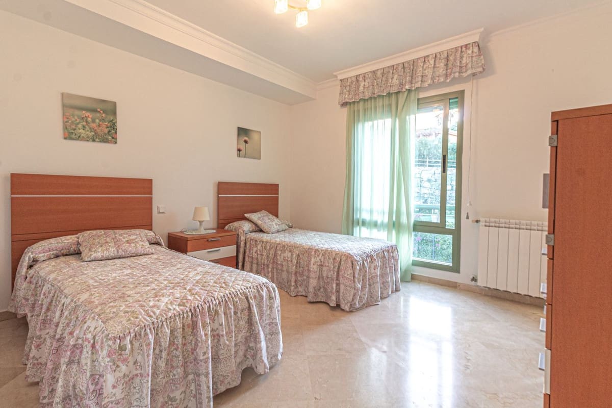 2 bedroom Apartment for rent in La Alcaidesa with pool garage - € 1,400 (Ref: 9985564)