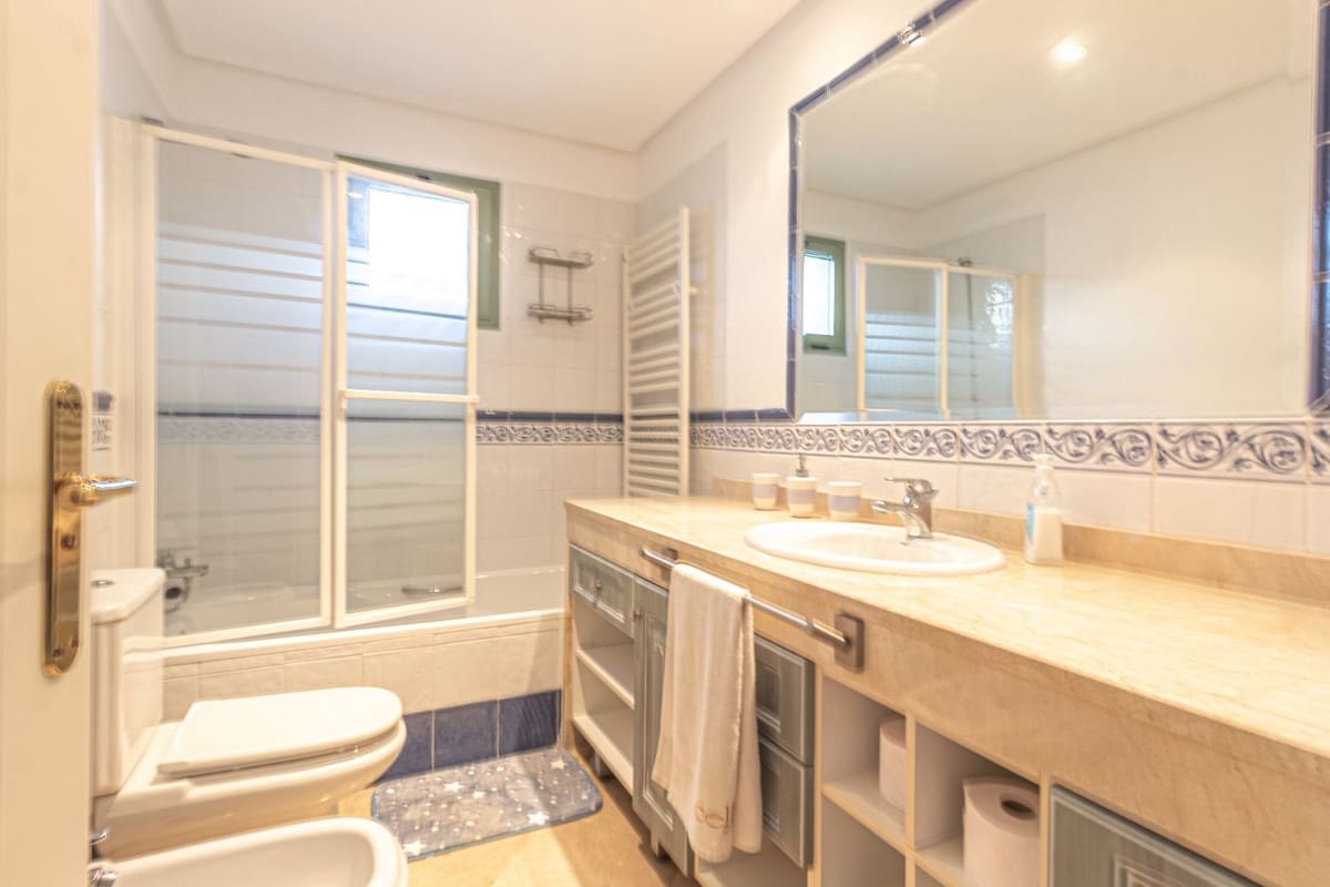 2 bedroom Apartment for rent in La Alcaidesa with pool garage - € 1,400 (Ref: 9985564)
