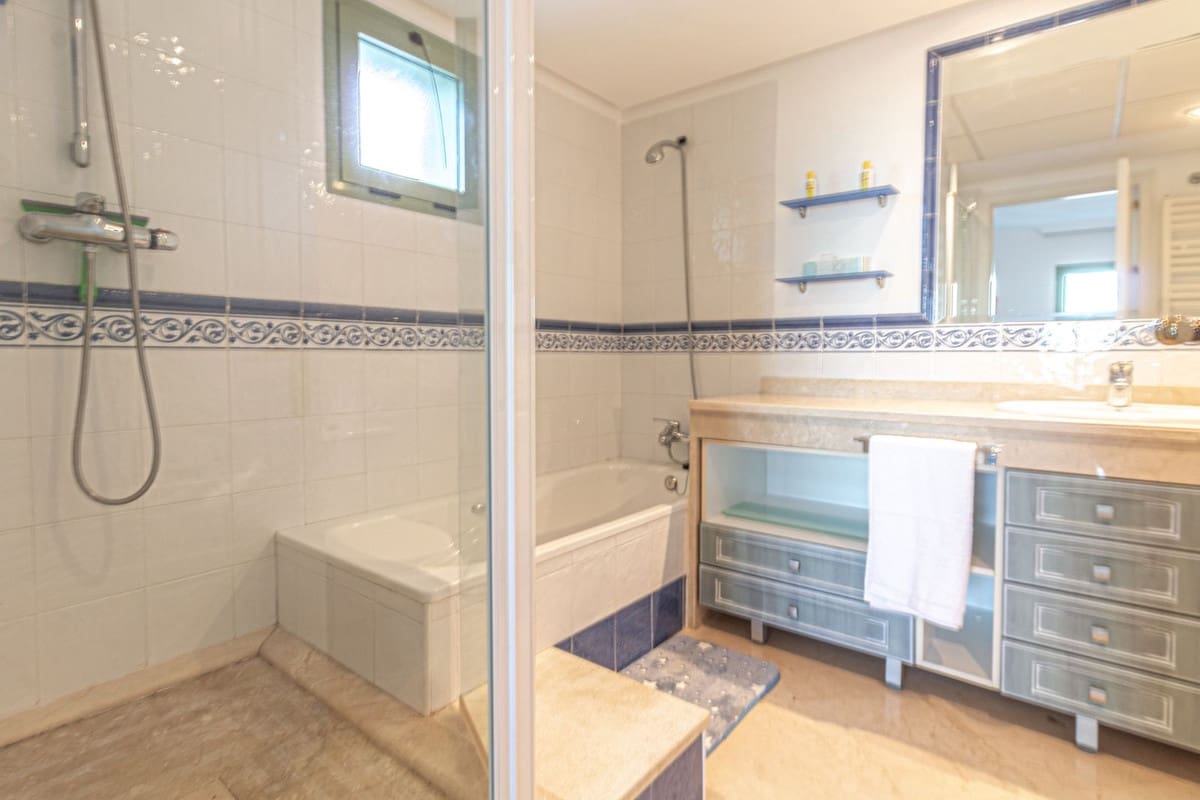 2 bedroom Apartment for rent in La Alcaidesa with pool garage - € 1,400 (Ref: 9985564)