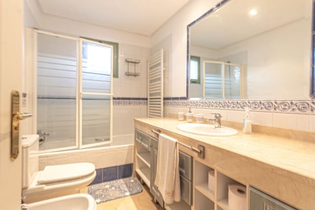 2 bedroom Apartment for rent in La Alcaidesa with pool garage - € 1,400 (Ref: 9985564)