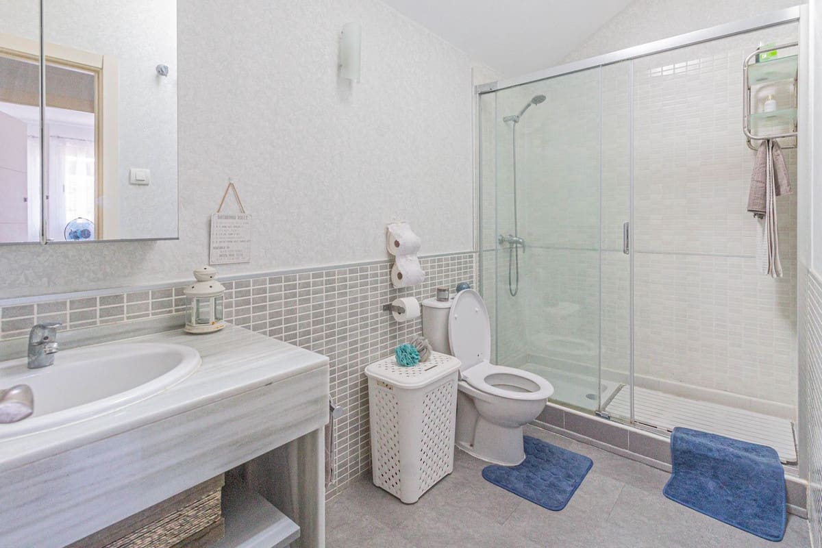 2 slaapkamer Penthouse te huur in La Alcaidesa met zwembad garage - € 1.100 (Ref: 9985565)