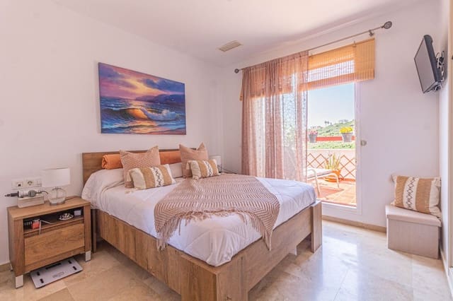 2 soverom Penthouse til leie i La Alcaidesa med svømmebasseng garasje - € 1 100 (Ref: 9985565)