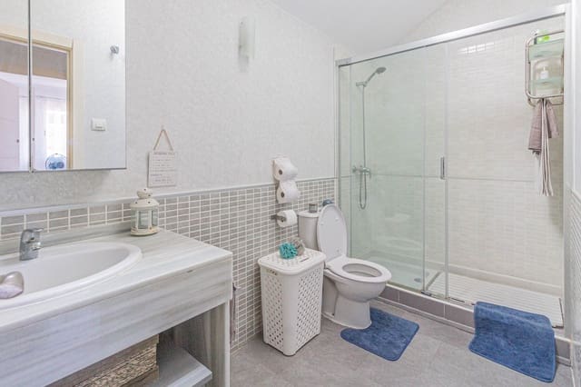 2 soverom Penthouse til leie i La Alcaidesa med svømmebasseng garasje - € 1 100 (Ref: 9985565)