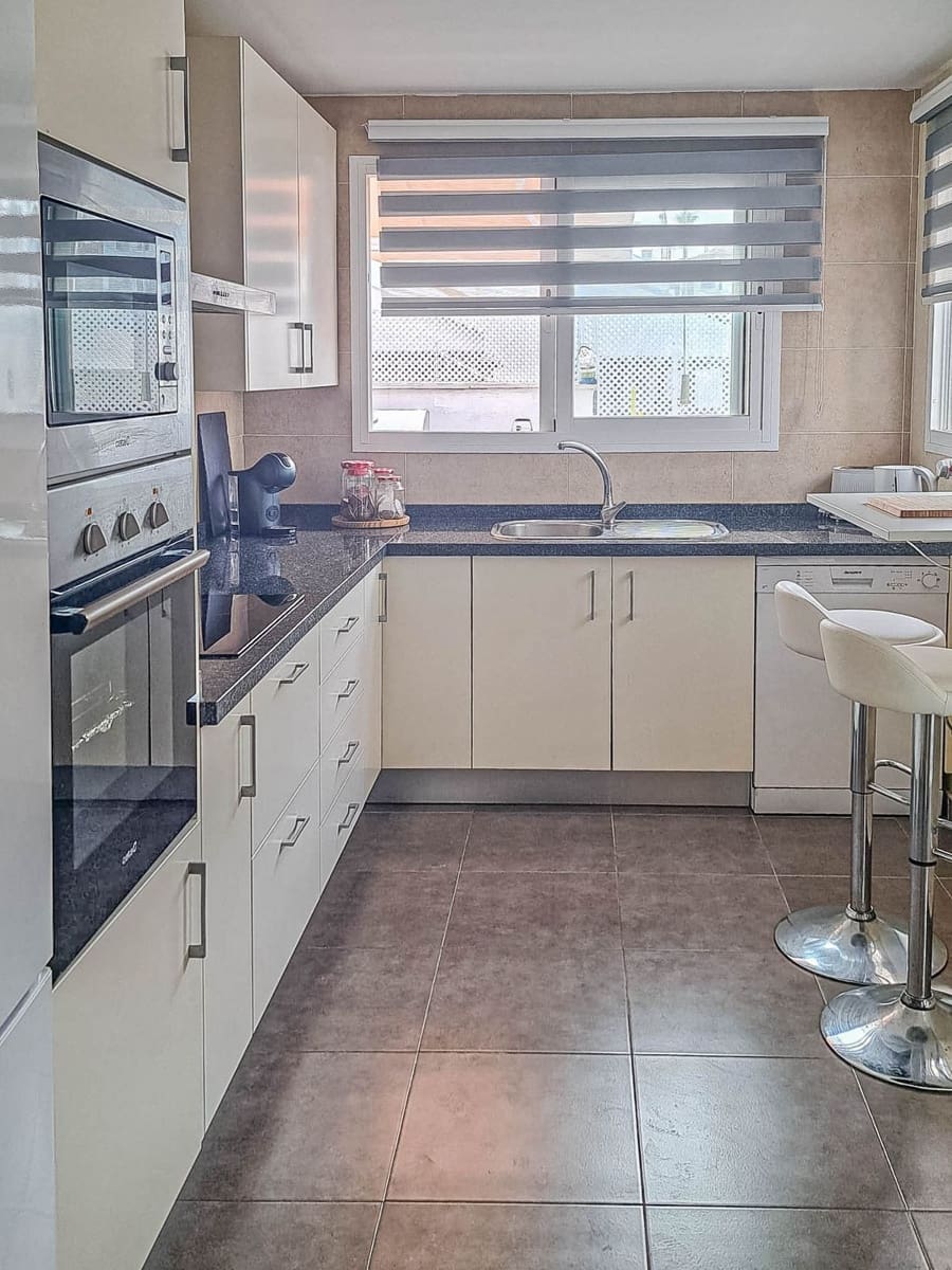 2 slaapkamer Penthouse te huur in La Alcaidesa met zwembad garage - € 1.100 (Ref: 9985565)