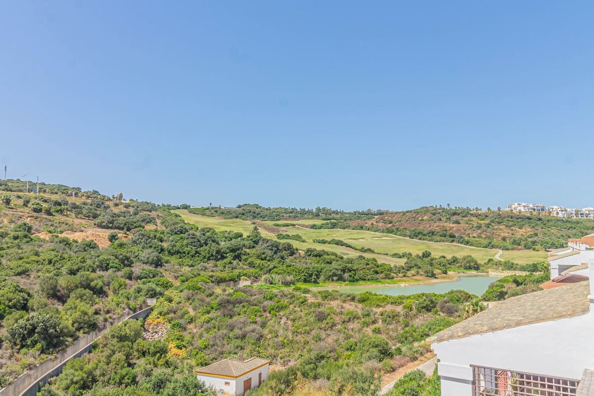 2 slaapkamer Penthouse te huur in La Alcaidesa met zwembad garage - € 1.100 (Ref: 9985565)