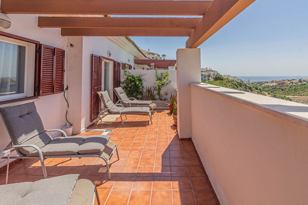 2 slaapkamer Penthouse te huur in La Alcaidesa met zwembad garage - € 1.100 (Ref: 9985565)