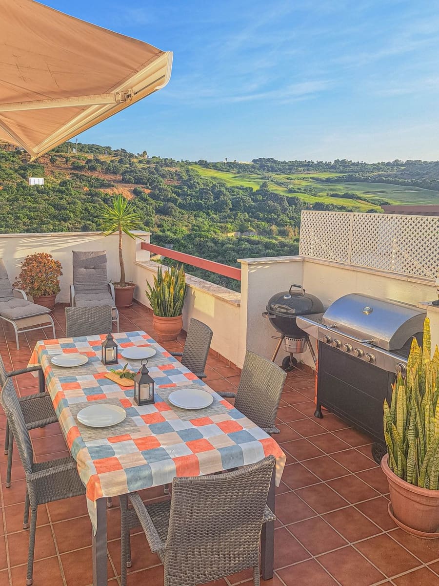 2 slaapkamer Penthouse te huur in La Alcaidesa met zwembad garage - € 1.100 (Ref: 9985565)