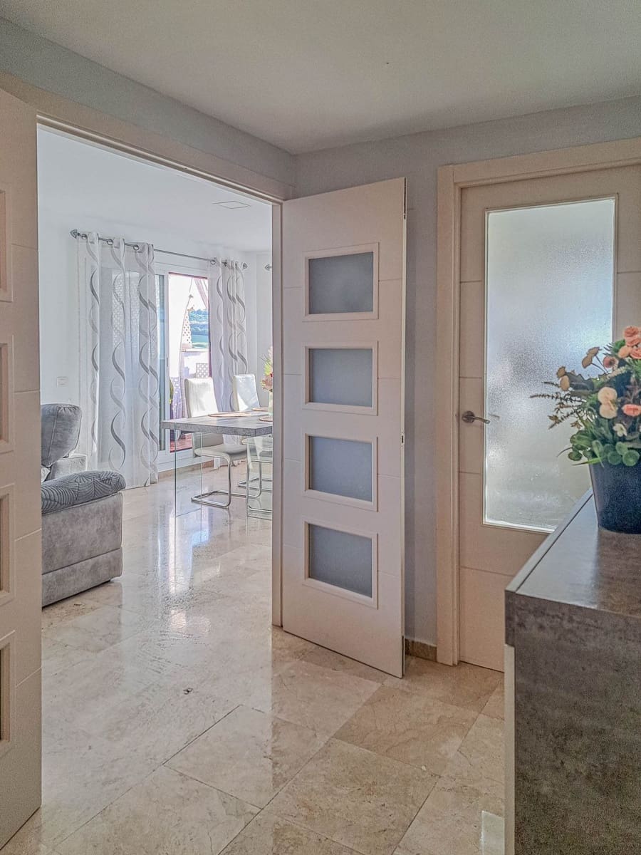 2 slaapkamer Penthouse te huur in La Alcaidesa met zwembad garage - € 1.100 (Ref: 9985565)