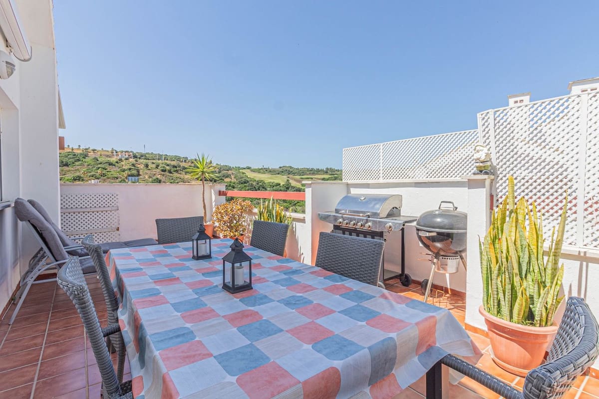 2 slaapkamer Penthouse te huur in La Alcaidesa met zwembad garage - € 1.100 (Ref: 9985565)