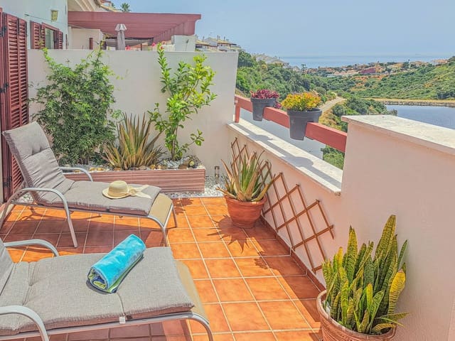 2 soverom Penthouse til leie i La Alcaidesa med svømmebasseng garasje - € 1 100 (Ref: 9985565)