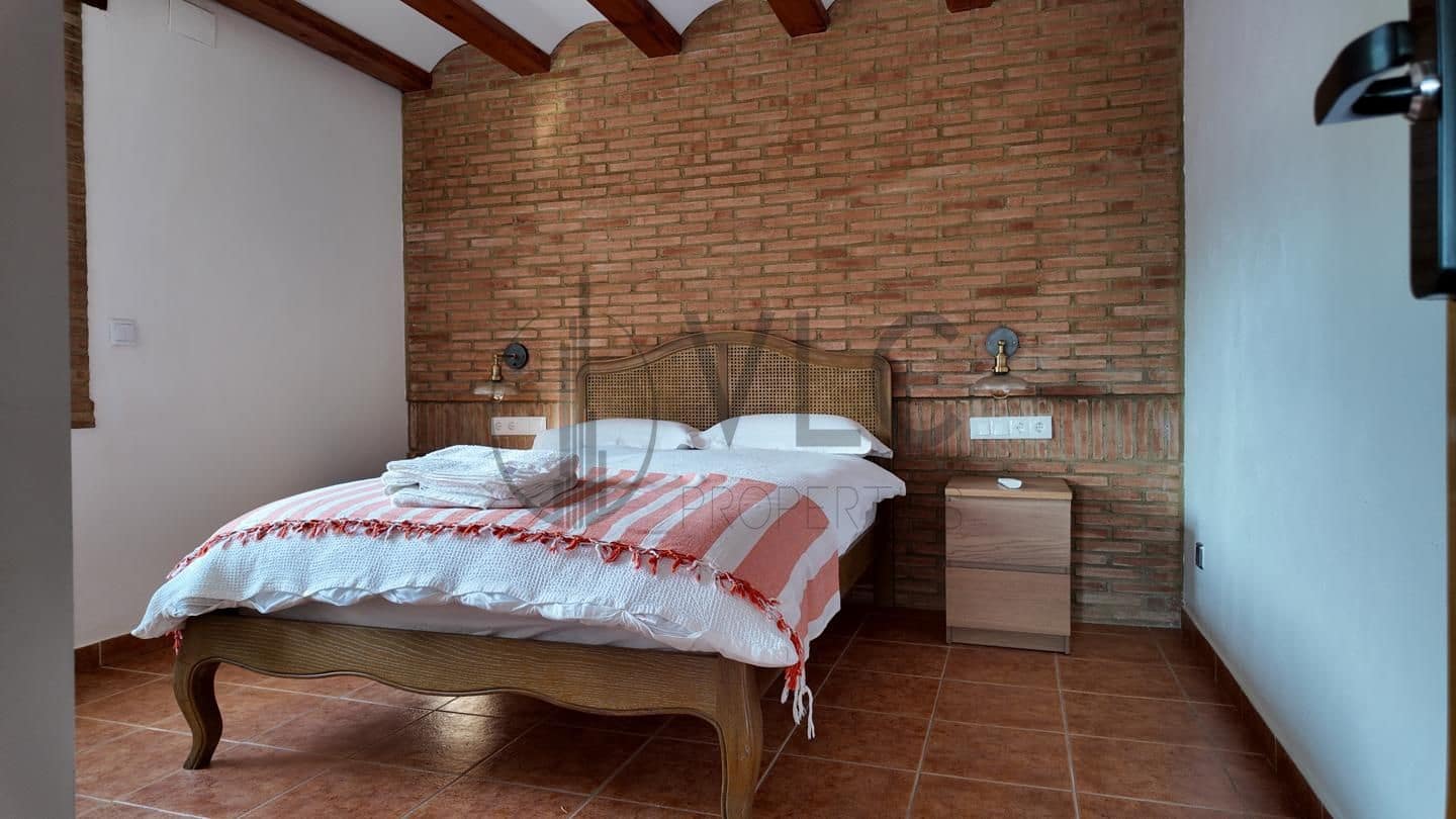 11 bedroom Villa for rent in Turis with pool garage - € 700 (Ref: 10130223)