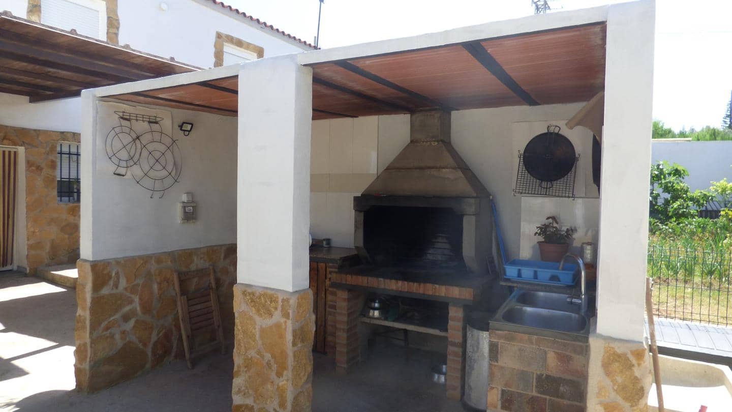 7 slaapkamer Villa te koop in Montroy met zwembad garage - € 275.000 (Ref: 8218133)